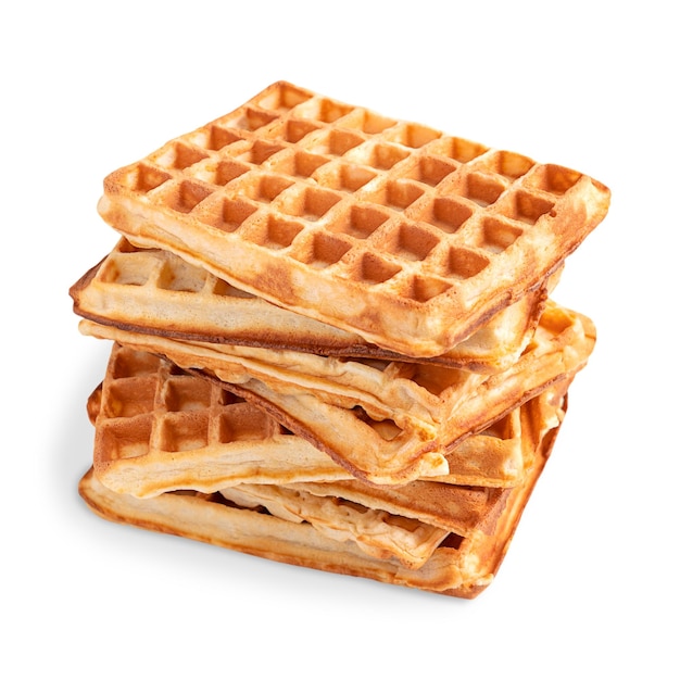 Pile de gaufres belges dorées servies pour le petit-déjeuner isolé sur fond blanc