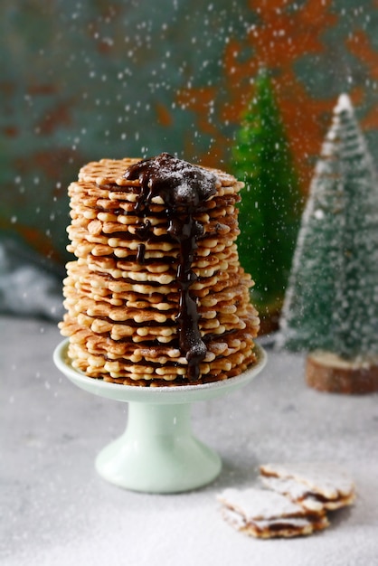 Une pile de gaufres hollandaises au caramel salé sur fond gris