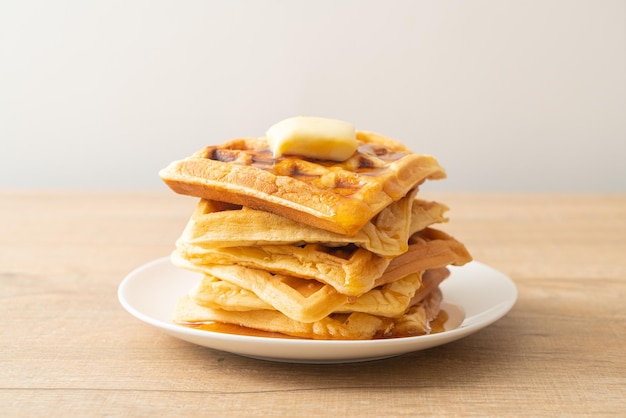 pile de gaufres maison avec beurre et miel ou sirop d'érable