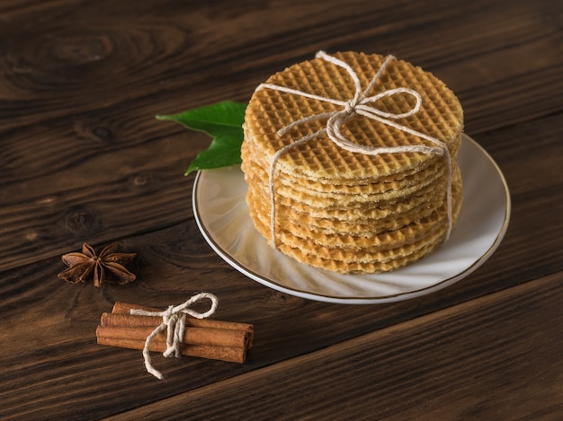 Une pile de gaufres maison à la cannelle et au caramel sur une table en bois. Gâteaux faits maison aux épices.