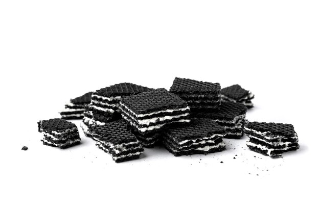 Pile de gaufrettes noires isolées sur fond blanc.