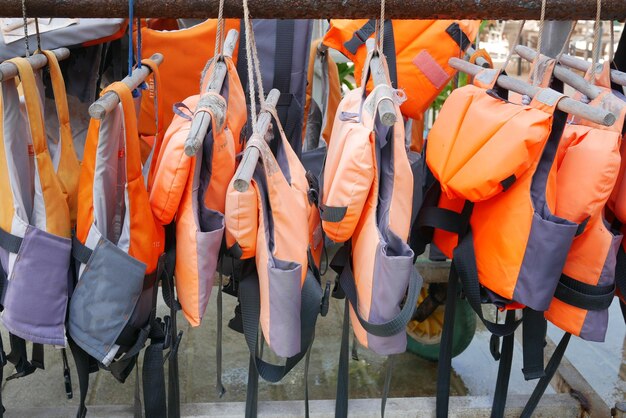 Pile de gilet de sauvetage dans un bateau