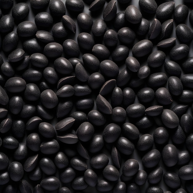 Pile de graines de sésame noir avec un fond blanc isolé