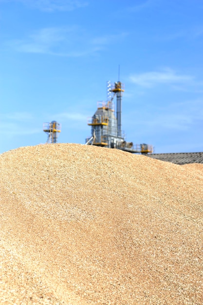 Photo pile de grains de blé près de l'ascenseur le jour d'été après la récolte