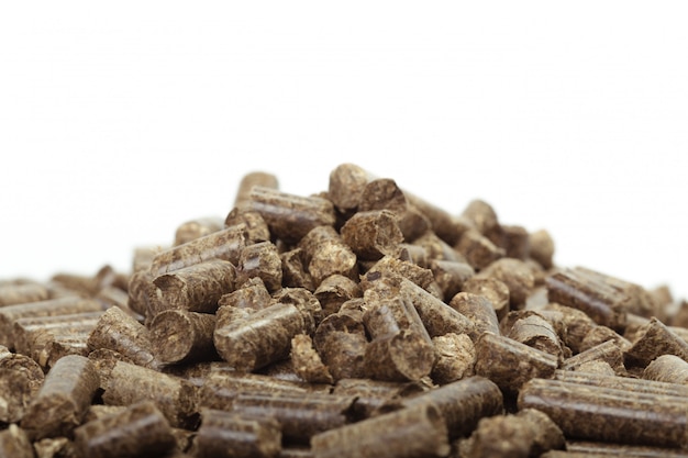 Pile de granulés de bois pour la bioénergie, fond blanc, isolé