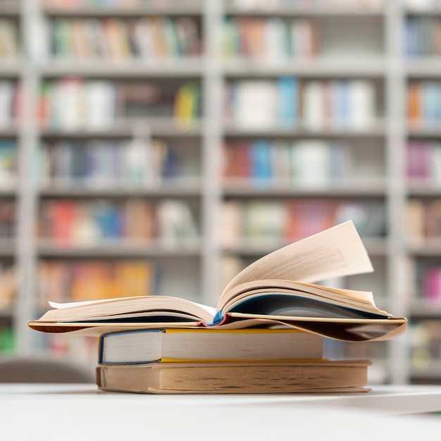 Photo pile de gros plan de livres à la bibliothèque