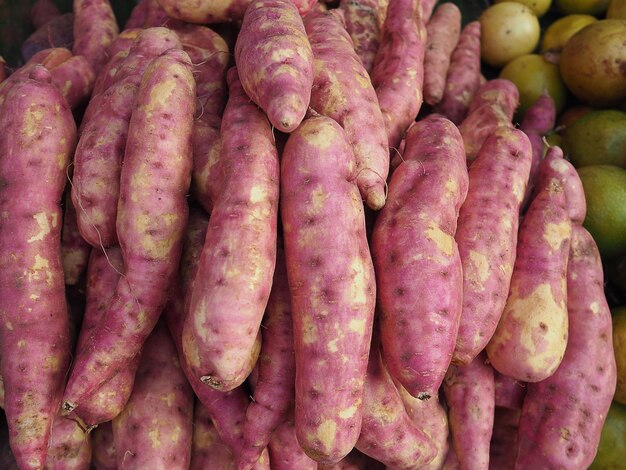 Pile d'ignames violettes fraîches biologiques à vendre sur le marché