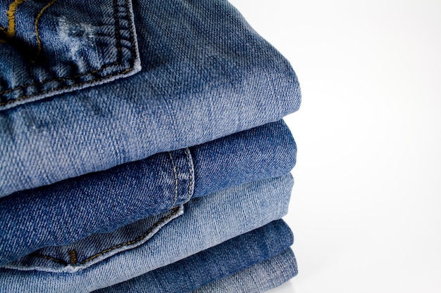 Pile de jeans sur blanc