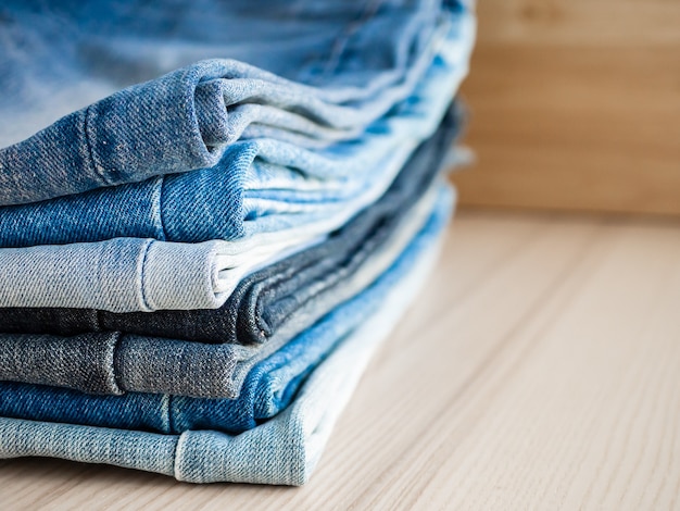 Pile de jeans bleu denim sur table