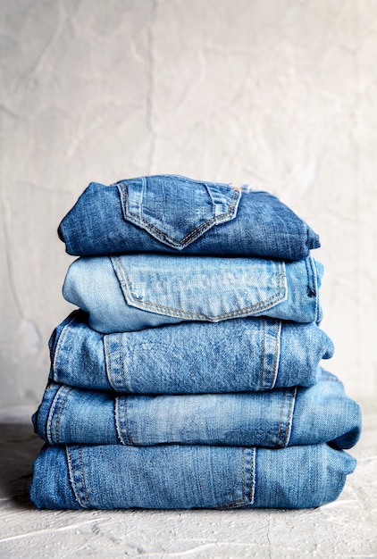 Pile de jeans bleu sur un gris