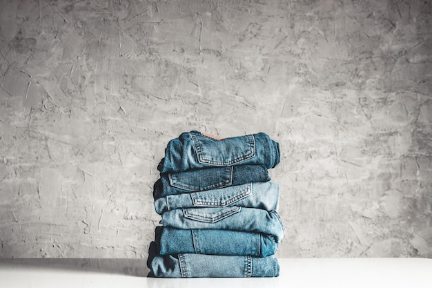 Pile de jeans bleu sur gris