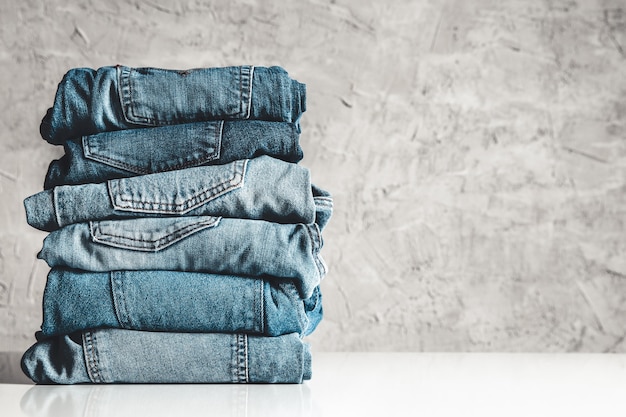 Pile de jeans bleu sur un gris