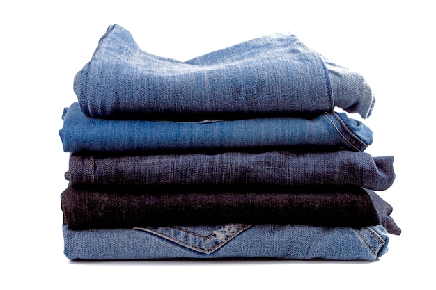 Pile de jeans bleu isolé sur fond blanc