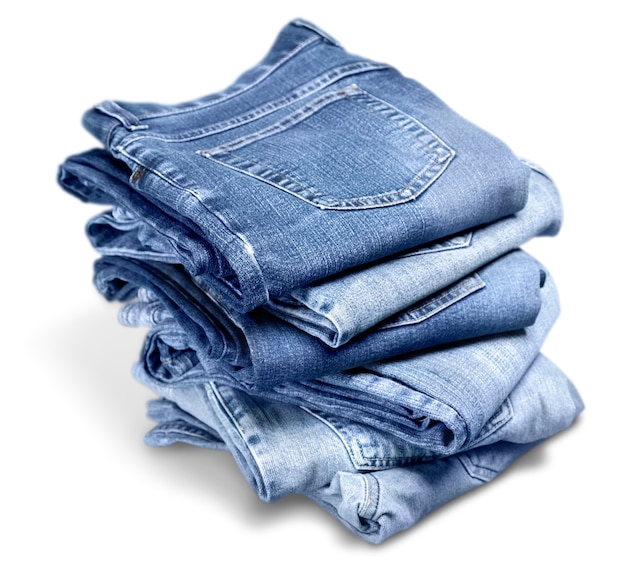 Pile de jeans bleus sur fond blanc