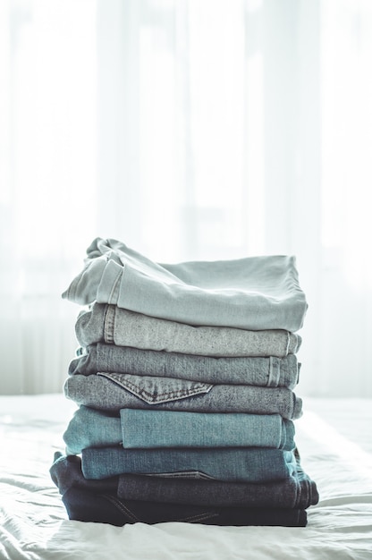 Pile de jeans bleus