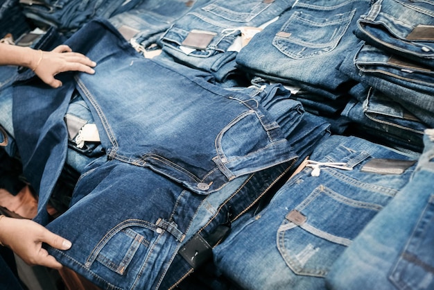 Pile de jeans dans le magasin à vendre