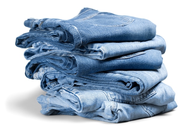 Pile de jeans en denim sur fond