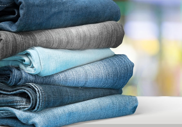 Pile de jeans en denim sur fond