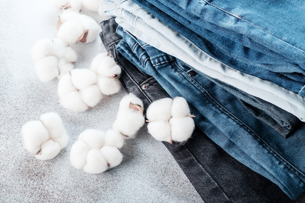 Pile de jeans et de fleurs en coton