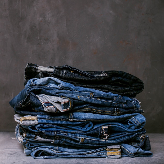 Pile de jeans sur fond de béton