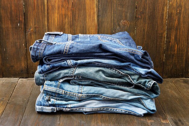 Pile de jeans sur fond de bois