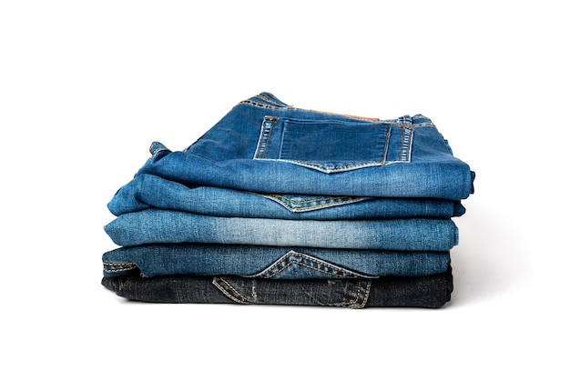 pile de jeans isolé sur blanc