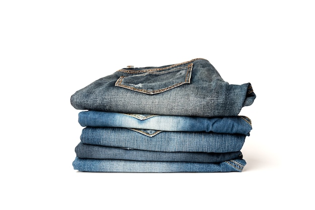 pile de jeans isolé sur blanc