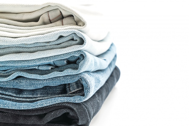 pile de jeans plié sur fond blanc