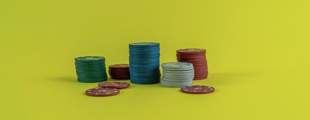 Photo une pile de jetons de poker dans un casino isolé sur fond de couleur