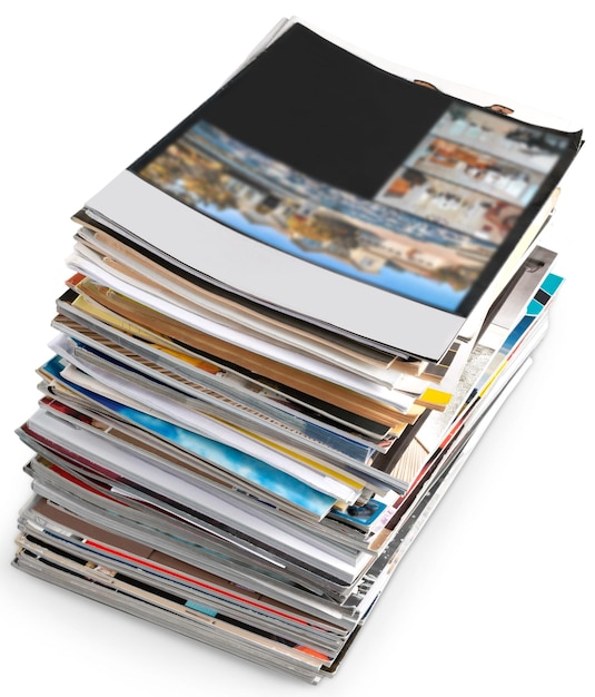 Pile de journaux sur fond blanc