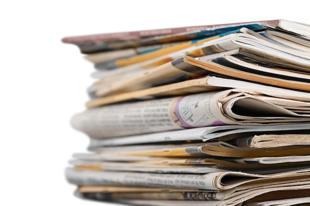 Pile de journaux sur fond blanc