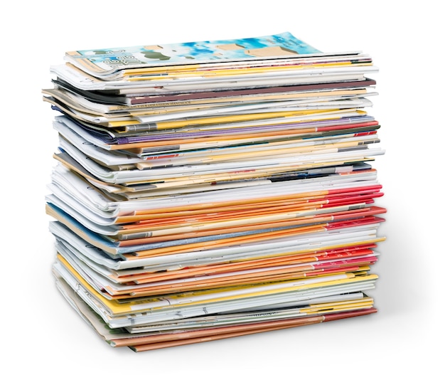 Pile De Journaux Sur Fond Blanc