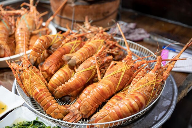 Pile de langouste peinte cuite au restaurant