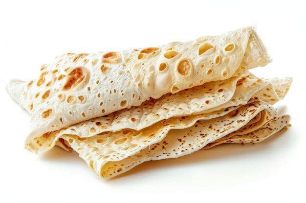 Une pile de lavash sur un fond blanc