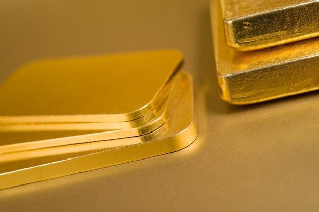 Pile de lingots d'or pur sur fond doré