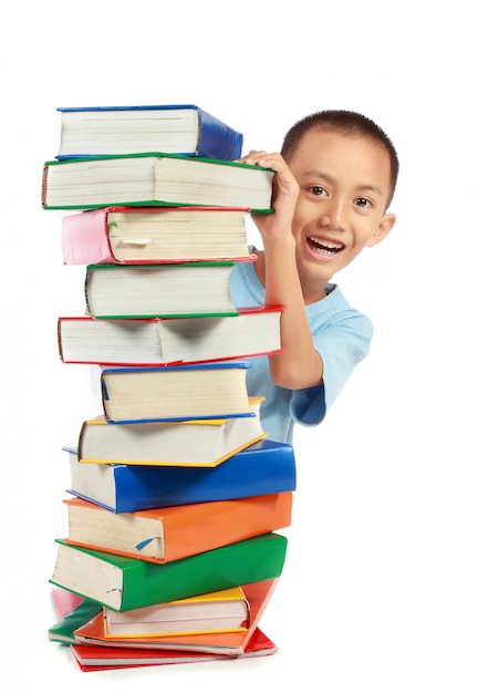 Pile de livre avec un adorable enfant derrière