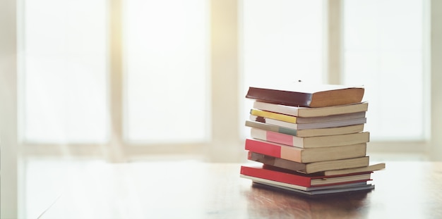 Une pile de livre dans le salon confortable