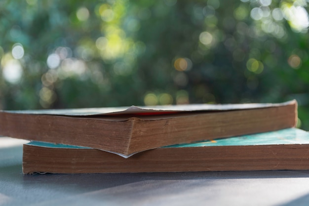 Pile de livre sur la table