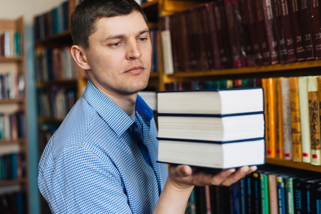 Pile de livres allongé sur la paume