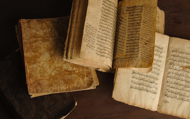 Pile De Livres Anciens Ouverts En Arabe. Vieux Manuscrits Et Textes Arabes. Vue De Dessus