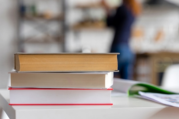 Pile de livres et arrière-plan flou