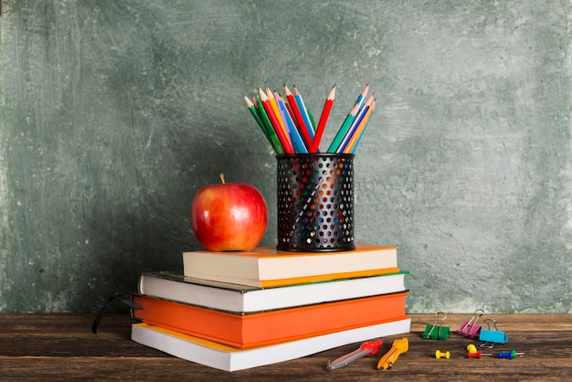 Pile de livres et d'articles de papeterie sur le fond de la commission scolaire Concept d'éducation et de retour à l'école