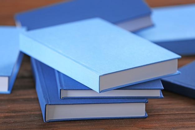 Pile de livres bleus sur table en bois