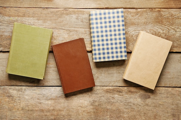 Pile de livres sur bois