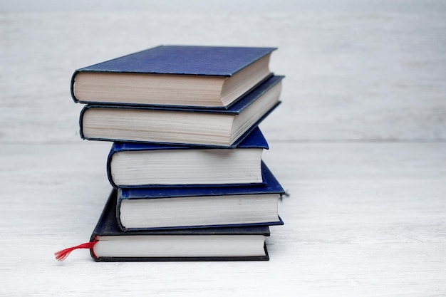 pile de livres sur un bureau en bois