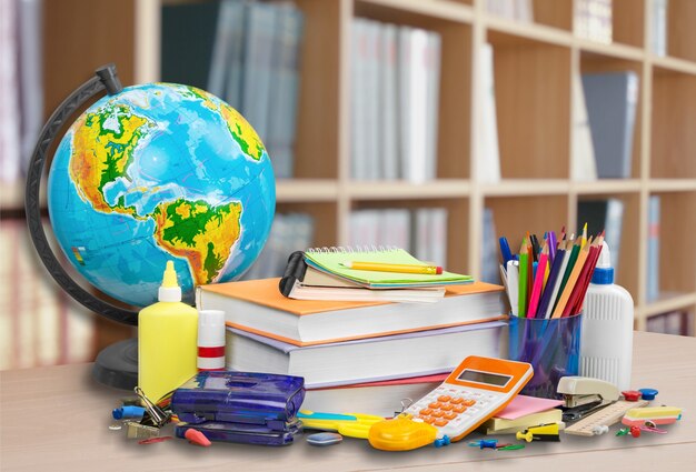 Pile de livres sur un bureau pour la rentrée