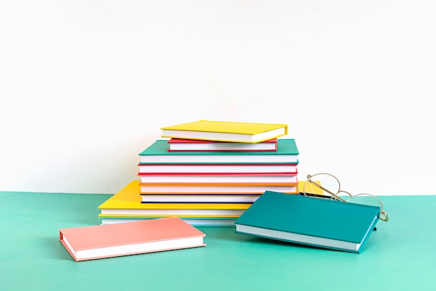 Pile de livres et cahiers colorés. Education, étude, apprentissage, concept d'enseignement