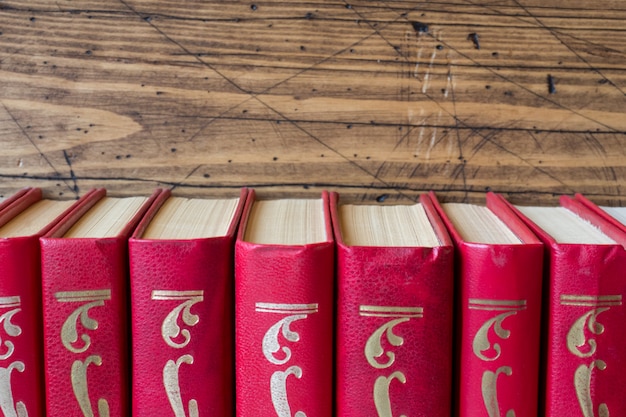 Pile de livres à couverture rigide sur une table en bois. Espace de copie pour le texte