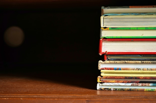 pile de livres dans une armoire en bois avec fond sombre espace vide