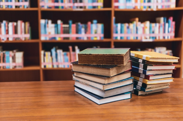 Photo pile de livres dans la bibliothèque